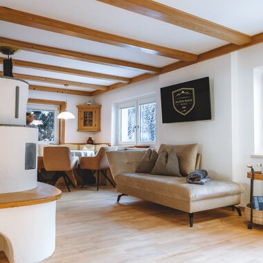 Wohnzimmer Ansicht neben Kachelofen