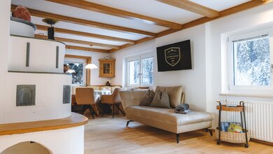 Wohnzimmer Ansicht neben Kachelofen