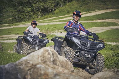 zwei Quadfahrer auf einem Offroadgelände | © glemmy.at