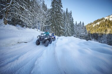 zwei Quadfahrer auf einem schneebedeckten Offroadgelände | © @glemmy.at