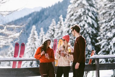 3 Personen trinken in WInterlandschaft | © saalbach.com, Mia Knoll