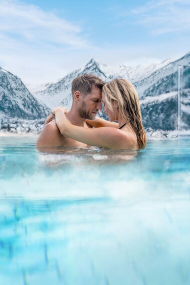 Pärchen im Pool mit verschneiten Bergen im Hintergrund- couple in the pool (c) TAUERN SPA.92bc2a28_original.jpeg | © TAUERN SPA Zell am See Kaprun